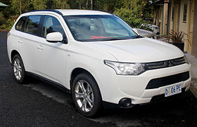 2013 Mitsubishi Outlander (ZJ MY14) ES 2WD wagon (2014-12-26).jpg